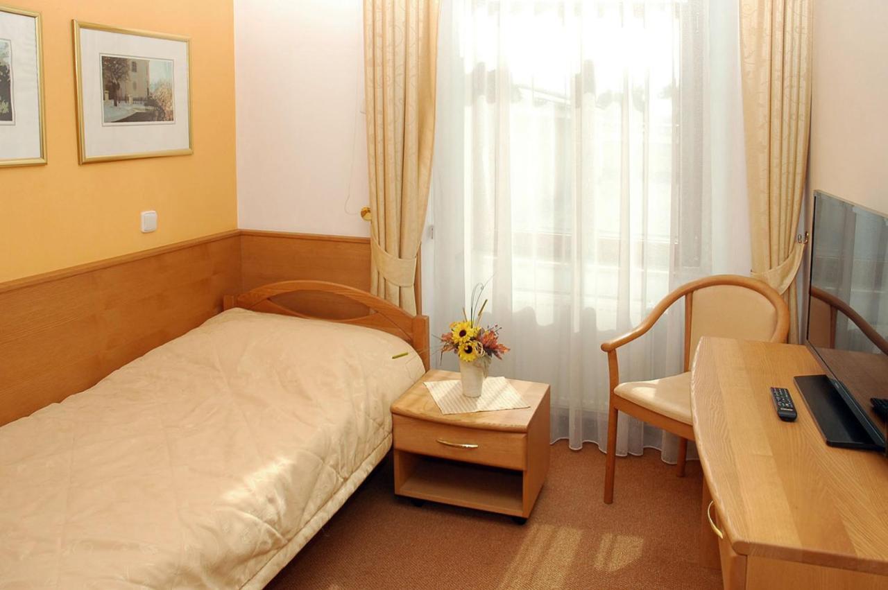 Hotel Restaurant Modra Hvezda Dobřany Εξωτερικό φωτογραφία